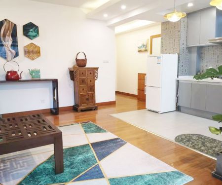 Small apartment right next to metro line 13, decoration in good condition